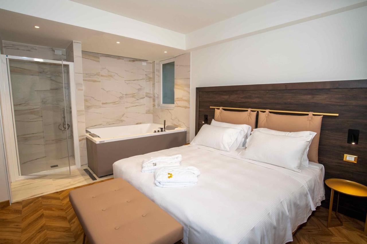 Jacuzzi Suite Home By Enjoy Garda Hotel Пескьера-дель-Гарда Экстерьер фото