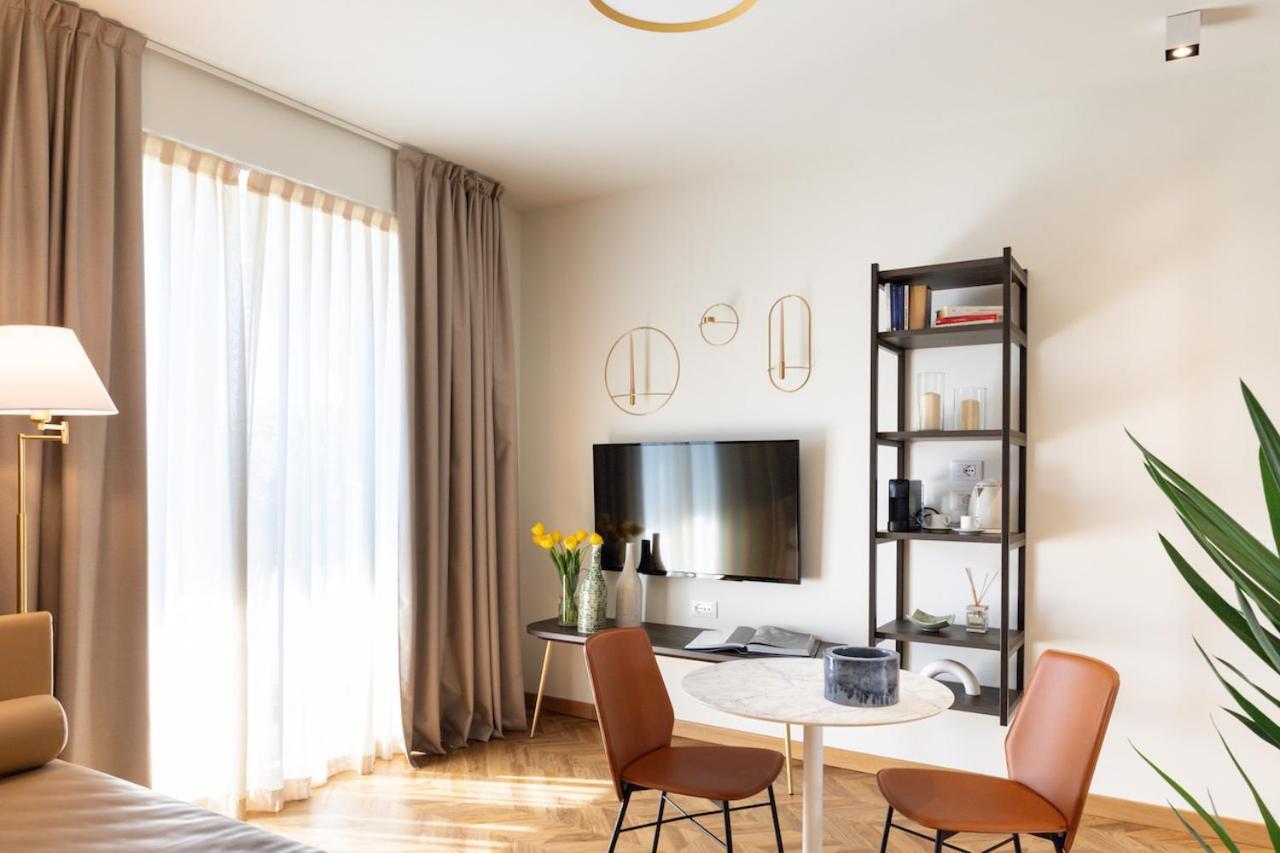 Jacuzzi Suite Home By Enjoy Garda Hotel Пескьера-дель-Гарда Экстерьер фото